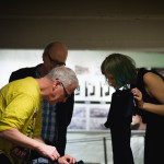 Avajaisissa myytiin myös New Performance Turku Festivalin t-paitoja. Kuvassa Ray Langenbach, Hannu Salmi sekä festivaaliavustaja Laura Millasnoore.