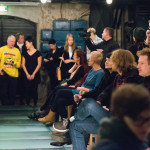 New Performance Turku Festivalin avajaiset keräsi paikalle kaikkiaan noin yhdeksänkymmentä performanssi- ja esitystaiteesta kiinnostunutta.